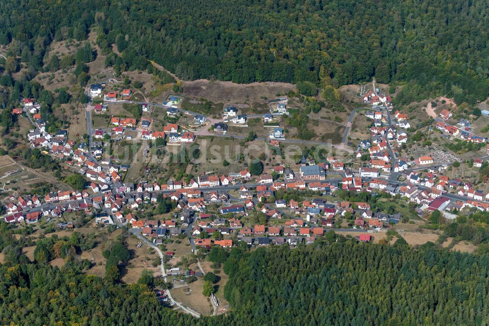 Rechtenbach aus der Vogelperspektive: Von Wald umgebene Ortsansicht in Rechtenbach im Bundesland Bayern, Deutschland