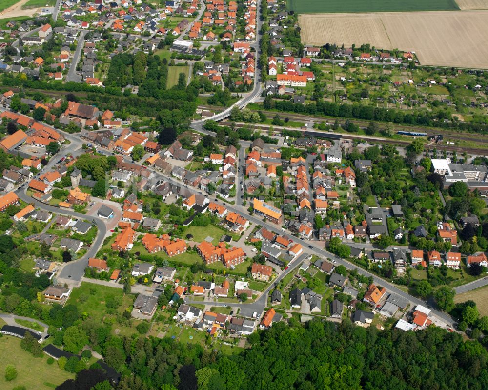 Ringelheim von oben - Von Wald umgebene Ortsansicht in Ringelheim im Bundesland Niedersachsen, Deutschland