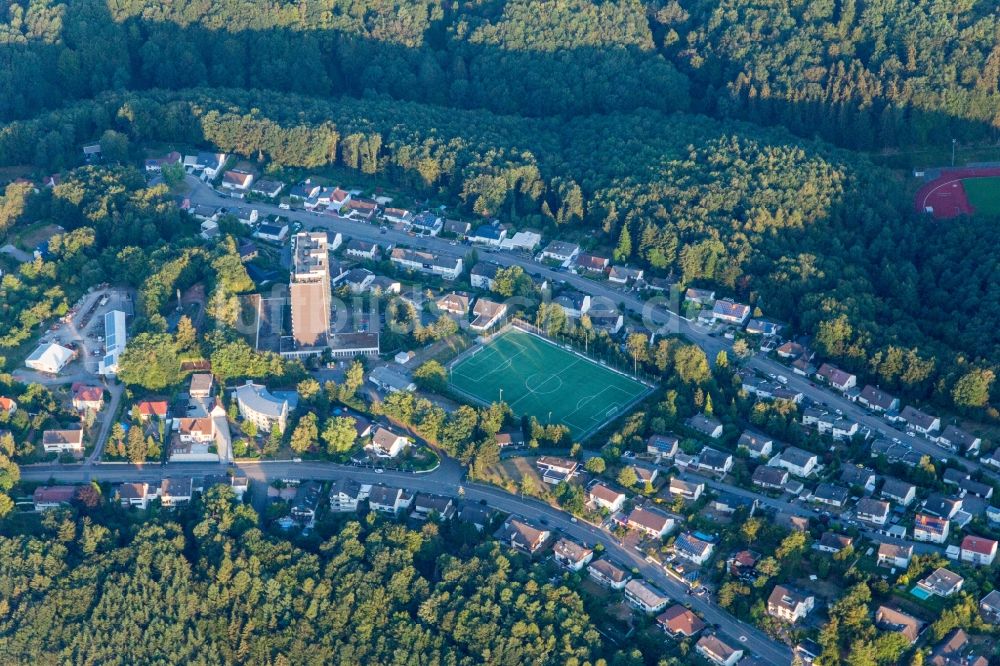 Ruhbank aus der Vogelperspektive: Von Wald umgebene Ortsansicht von Ruhbank bei Pirmasens im Bundesland Rheinland-Pfalz, Deutschland