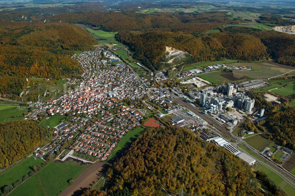 Luftaufnahme Schelklingen - Von Wald umgebene Ortsansicht in Schelklingen im Bundesland Baden-Württemberg, Deutschland