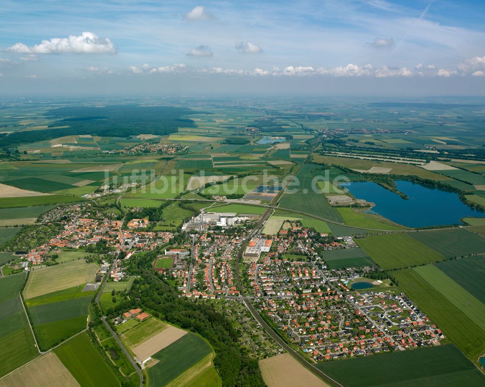 Schladen von oben - Von Wald umgebene Ortsansicht in Schladen im Bundesland Niedersachsen, Deutschland