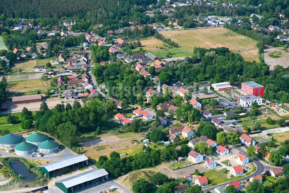 Schmachtenhagen von oben - Von Wald umgebene Ortsansicht in Schmachtenhagen im Bundesland Brandenburg, Deutschland