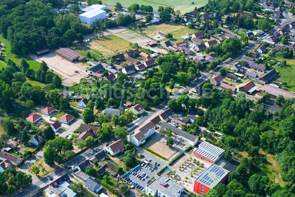 Luftbild Schmachtenhagen - Von Wald umgebene Ortsansicht in Schmachtenhagen im Bundesland Brandenburg, Deutschland