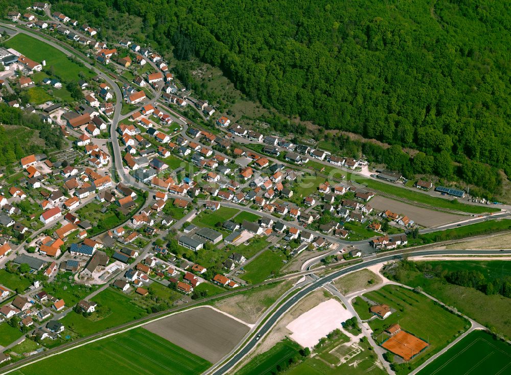 Schmiechen von oben - Von Wald umgebene Ortsansicht in Schmiechen im Bundesland Baden-Württemberg, Deutschland