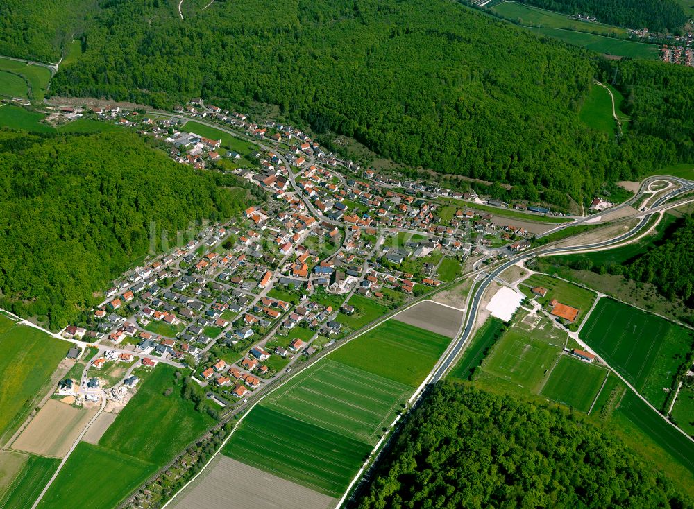 Luftaufnahme Schmiechen - Von Wald umgebene Ortsansicht in Schmiechen im Bundesland Baden-Württemberg, Deutschland