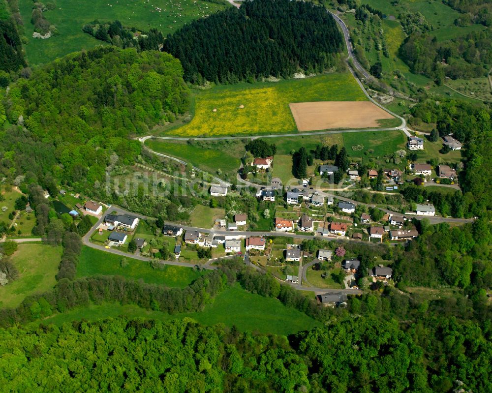 Schönbach von oben - Von Wald umgebene Ortsansicht in Schönbach im Bundesland Hessen, Deutschland