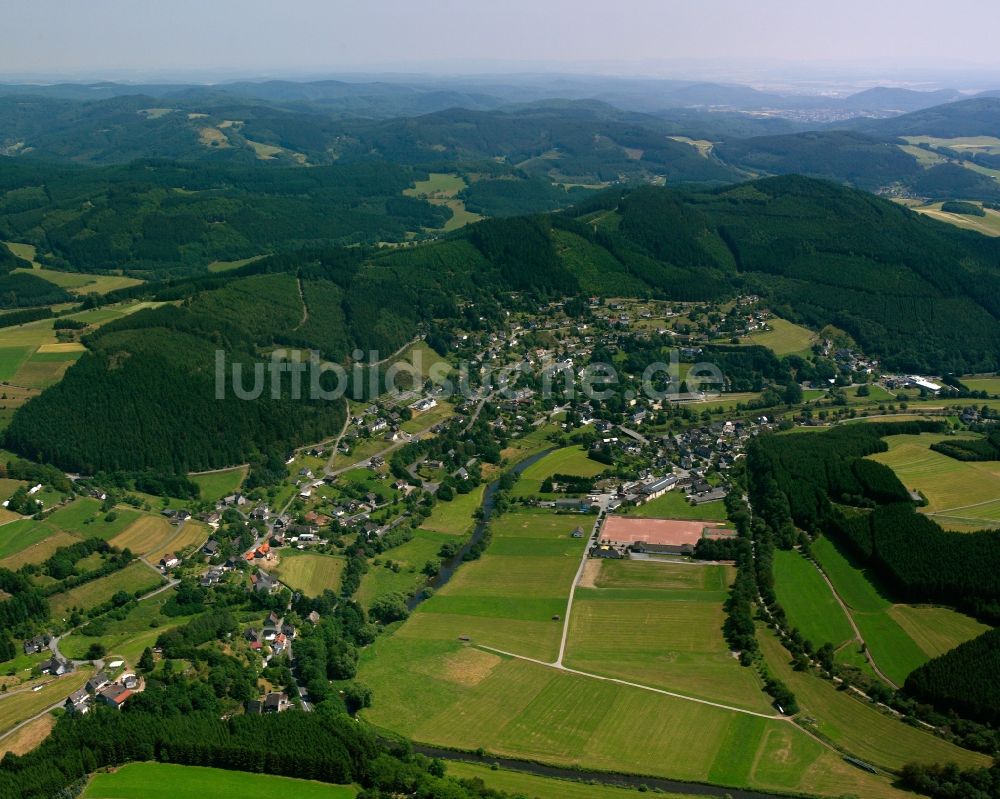 Luftbild Schwarzenau - Von Wald umgebene Ortsansicht in Schwarzenau im Bundesland Nordrhein-Westfalen, Deutschland