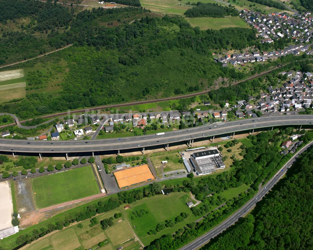 Luftaufnahme Sechshelden - Von Wald umgebene Ortsansicht in Sechshelden im Bundesland Hessen, Deutschland