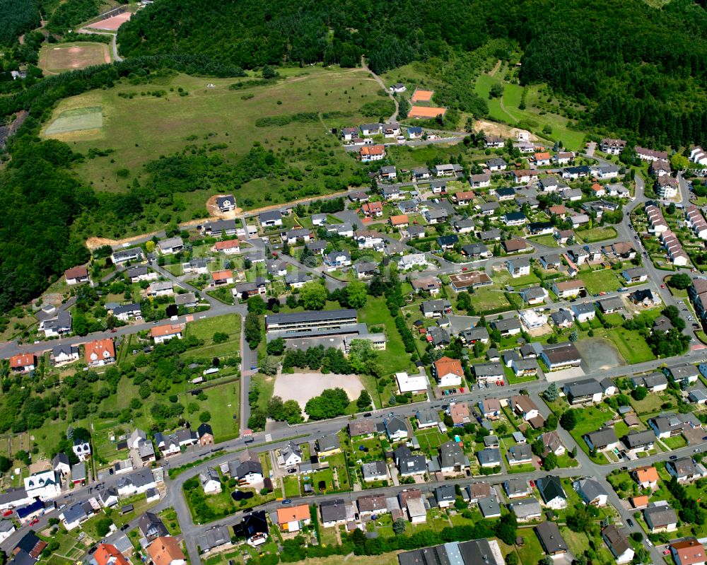 Seelbach aus der Vogelperspektive: Von Wald umgebene Ortsansicht in Seelbach im Bundesland Hessen, Deutschland