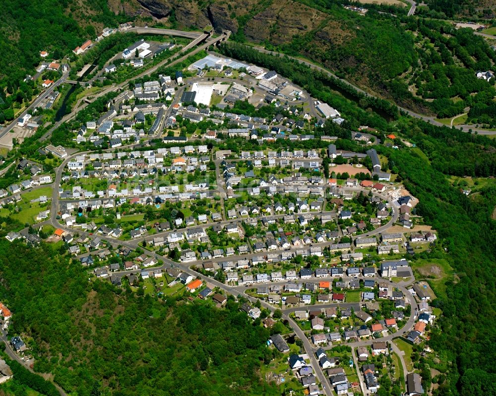 Luftbild Struth-Neuweg - Von Wald umgebene Ortsansicht in Struth-Neuweg im Bundesland Rheinland-Pfalz, Deutschland