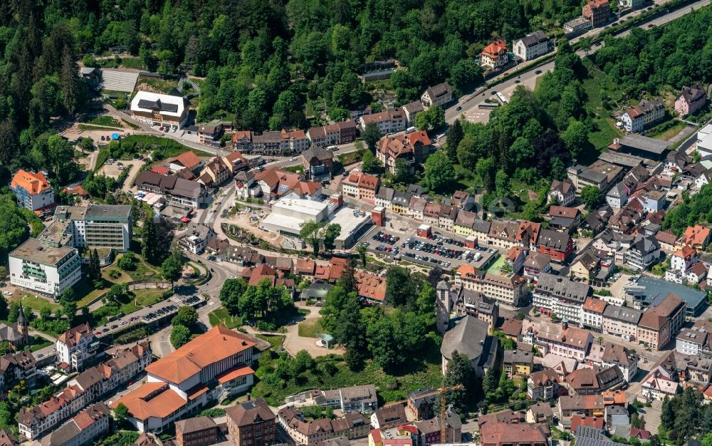 Luftaufnahme Triberg im Schwarzwald - Von Wald umgebene Ortsansicht in Triberg im Schwarzwald im Bundesland Baden-Württemberg, Deutschland