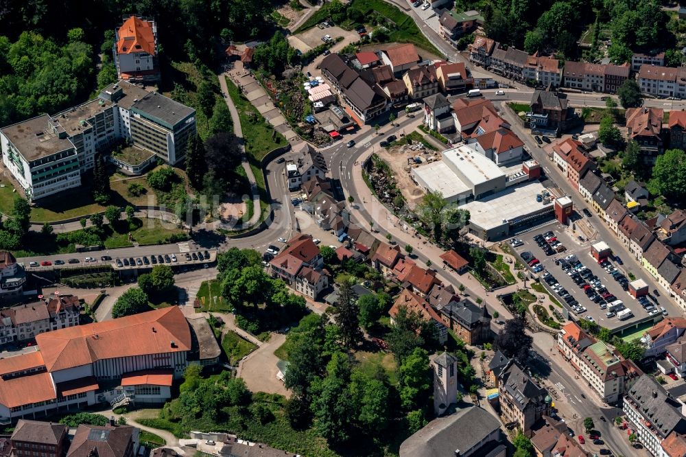 Triberg im Schwarzwald von oben - Von Wald umgebene Ortsansicht in Triberg im Schwarzwald im Bundesland Baden-Württemberg, Deutschland