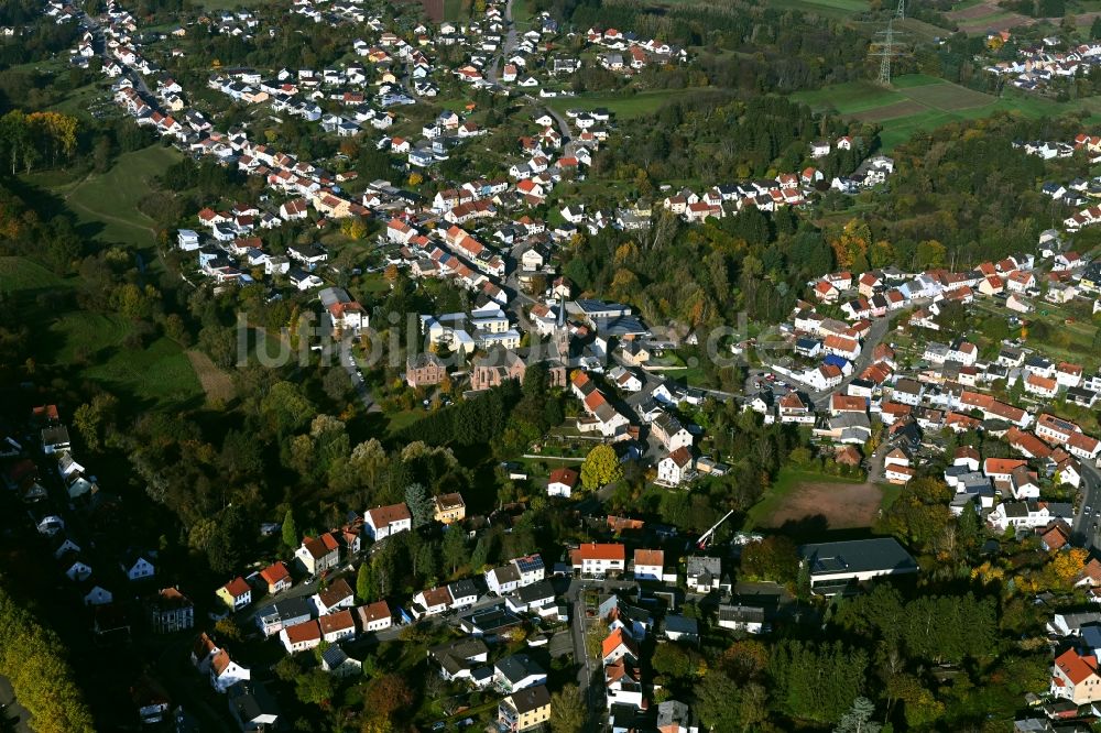 Wemmetsweiler von oben - Von Wald umgebene Ortsansicht in Wemmetsweiler im Bundesland Saarland, Deutschland