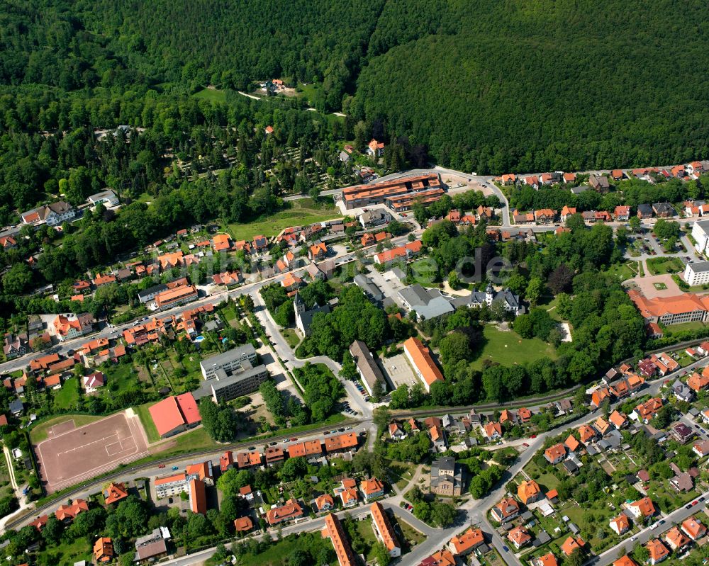 Wernigerode aus der Vogelperspektive: Von Wald umgebene Ortsansicht in Wernigerode im Bundesland Sachsen-Anhalt, Deutschland