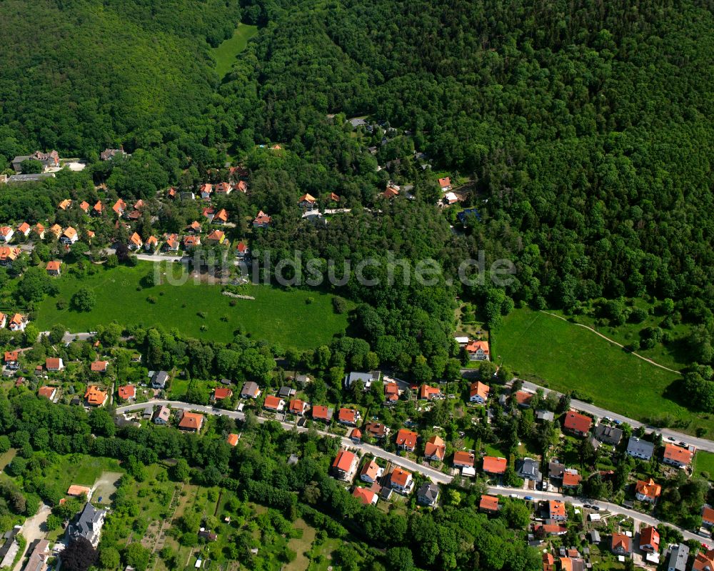 Luftaufnahme Wernigerode - Von Wald umgebene Ortsansicht in Wernigerode im Bundesland Sachsen-Anhalt, Deutschland