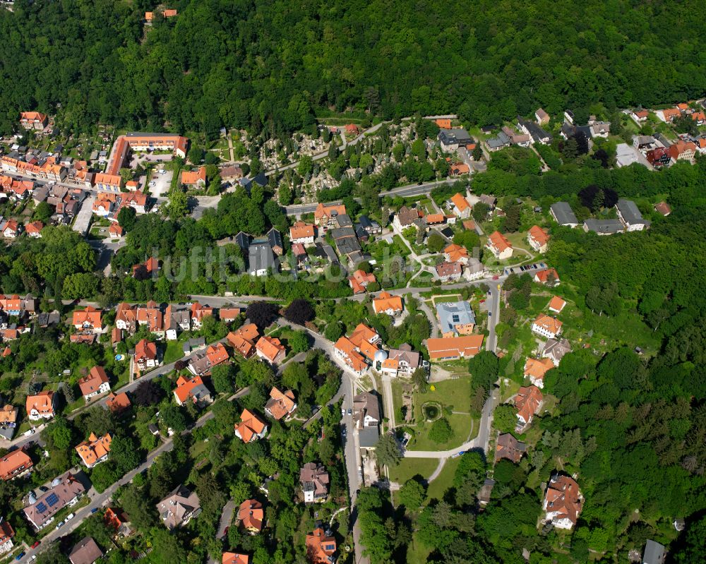 Luftaufnahme Wernigerode - Von Wald umgebene Ortsansicht in Wernigerode im Bundesland Sachsen-Anhalt, Deutschland