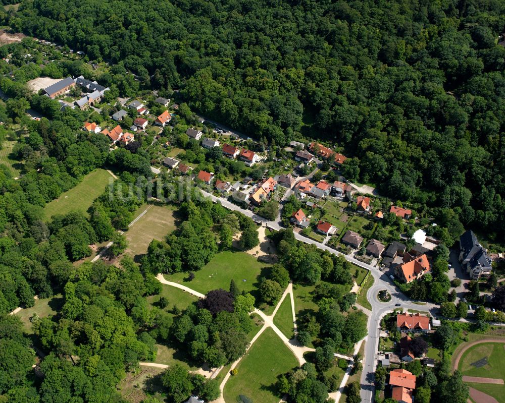 Wernigerode von oben - Von Wald umgebene Ortsansicht in Wernigerode im Bundesland Sachsen-Anhalt, Deutschland