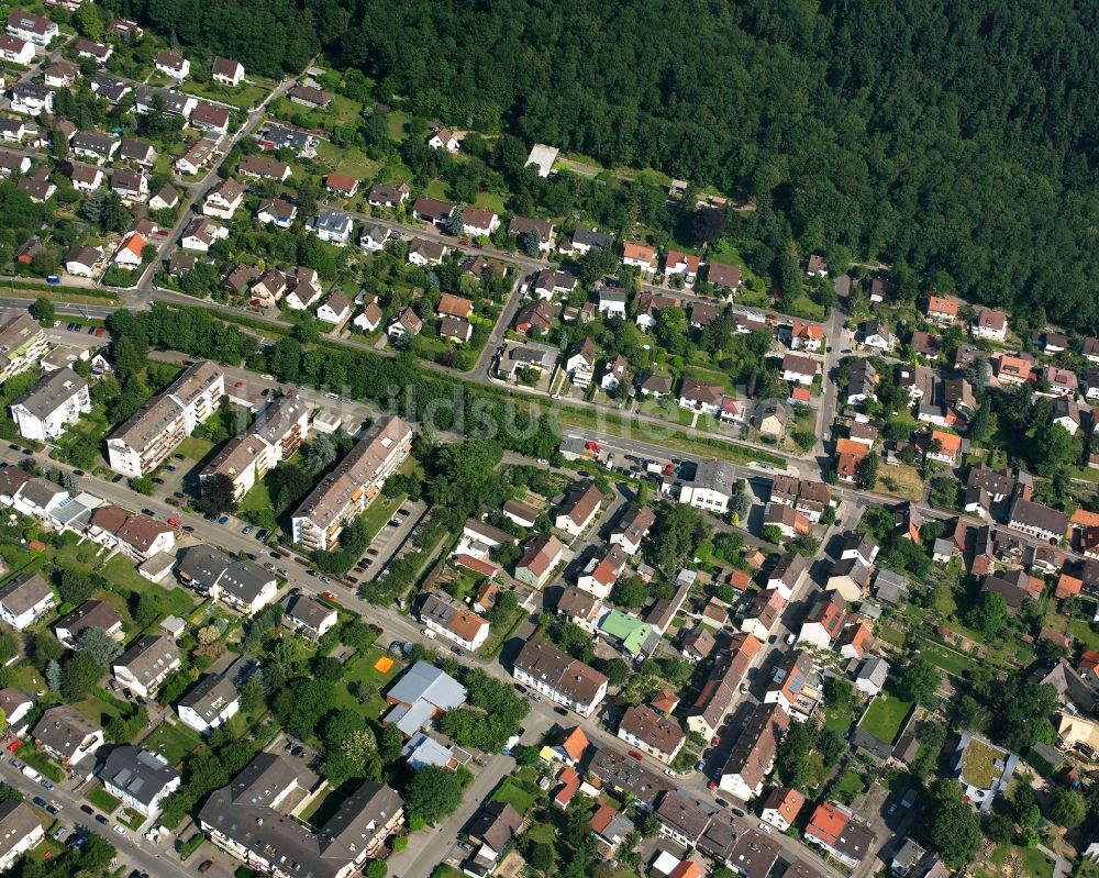 Wolfartsweier aus der Vogelperspektive: Von Wald umgebene Ortsansicht in Wolfartsweier im Bundesland Baden-Württemberg, Deutschland