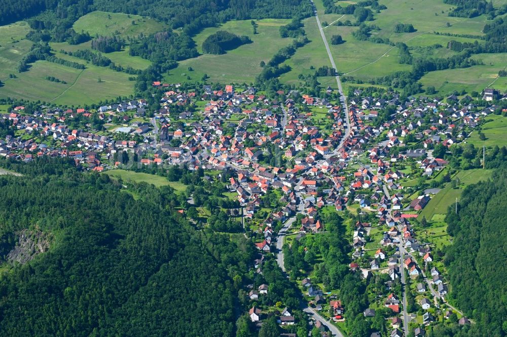 Luftbild Wolfshagen im Harz - Von Wald umgebene Ortsansicht in Wolfshagen im Harz im Bundesland Niedersachsen, Deutschland