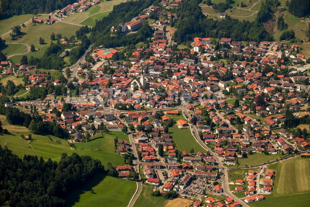 Luftaufnahme Oberstaufen - Von Wald- und Weideflächen umsäumtes Stadtgebiet in Oberstaufen im Bundesland Bayern, Deutschland