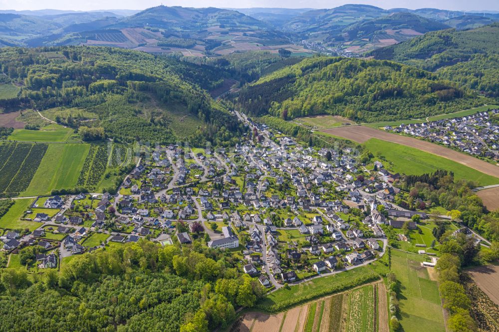 Bestwig von oben - Von Waldflachen umsaumtes Stadtgebiet in Bestwig im Bundesland Nordrhein-Westfalen, Deutschland