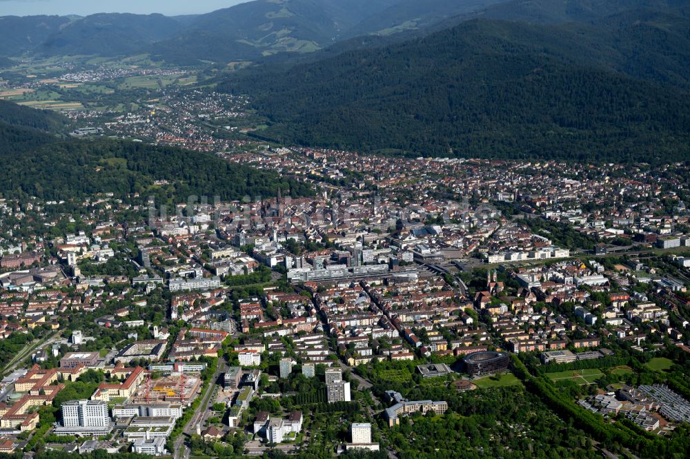 Altstadt von oben - Von Waldflächen umsäumtes Stadtgebiet in Altstadt im Bundesland Baden-Württemberg, Deutschland