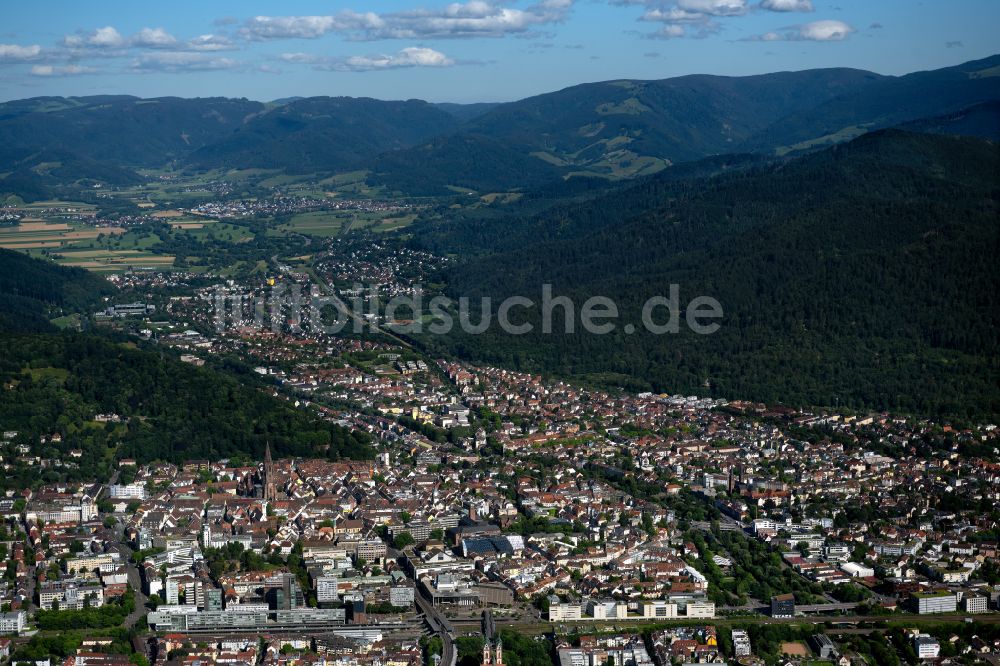 Altstadt aus der Vogelperspektive: Von Waldflächen umsäumtes Stadtgebiet in Altstadt im Bundesland Baden-Württemberg, Deutschland