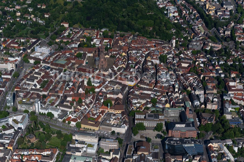 Altstadt von oben - Von Waldflächen umsäumtes Stadtgebiet in Altstadt im Bundesland Baden-Württemberg, Deutschland