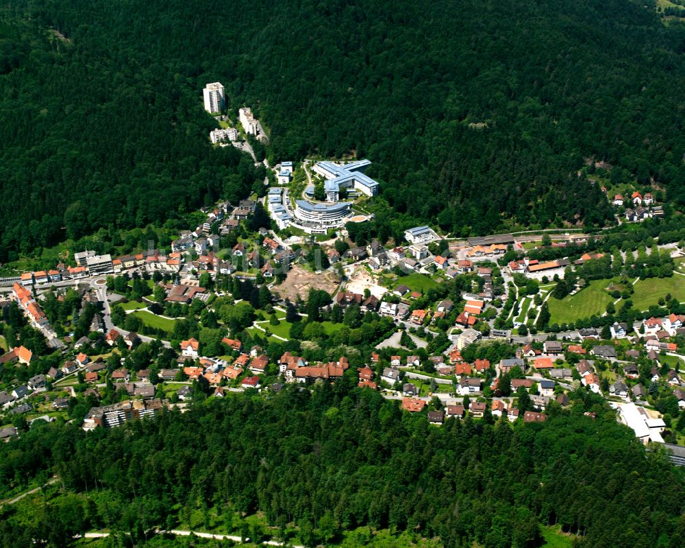 Luftbild Bad Herrenalb - Von Waldflächen umsäumtes Stadtgebiet in Bad Herrenalb im Bundesland Baden-Württemberg, Deutschland