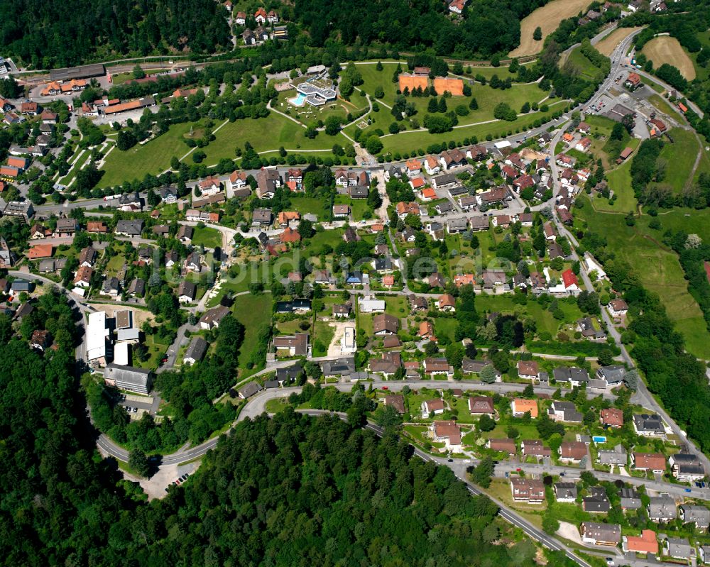 Luftaufnahme Bad Herrenalb - Von Waldflächen umsäumtes Stadtgebiet in Bad Herrenalb im Bundesland Baden-Württemberg, Deutschland