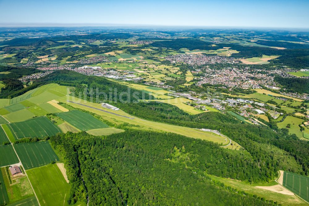 Luftaufnahme Bad Pyrmont - Von Waldflächen umsäumtes Stadtgebiet in Bad Pyrmont im Bundesland Niedersachsen, Deutschland