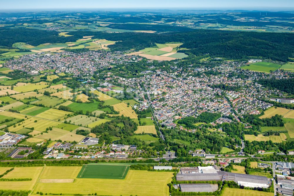 Bad Pyrmont aus der Vogelperspektive: Von Waldflächen umsäumtes Stadtgebiet in Bad Pyrmont im Bundesland Niedersachsen, Deutschland