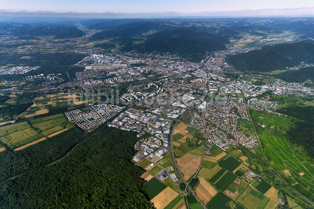 Luftaufnahme Betzenhausen - Von Waldflächen umsäumtes Stadtgebiet in Betzenhausen im Bundesland Baden-Württemberg, Deutschland