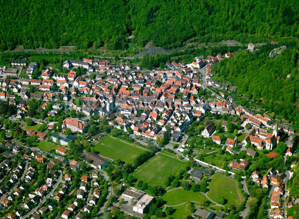 Luftaufnahme Blaubeuren - Von Waldflächen umsäumtes Stadtgebiet in Blaubeuren im Bundesland Baden-Württemberg, Deutschland
