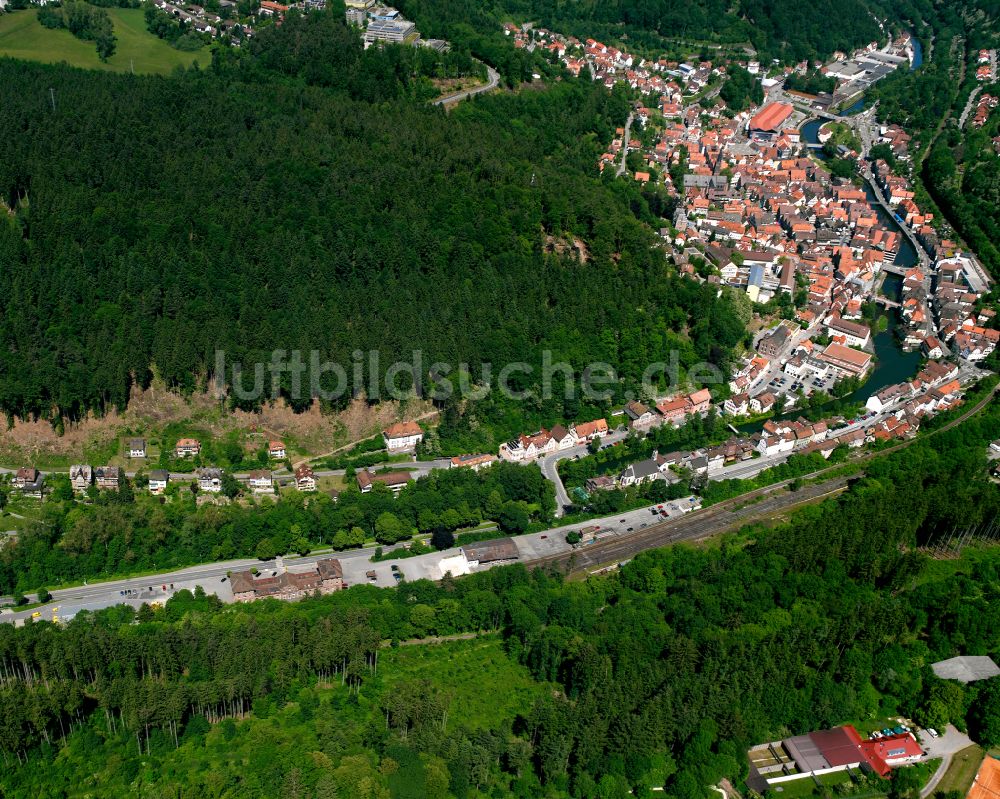 Calw von oben - Von Waldflächen umsäumtes Stadtgebiet in Calw im Bundesland Baden-Württemberg, Deutschland