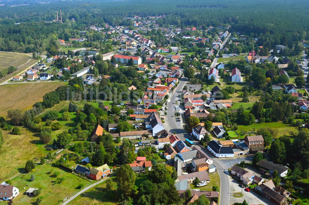 Crinitz aus der Vogelperspektive: Von Waldflächen umsäumtes Stadtgebiet in Crinitz im Bundesland Brandenburg, Deutschland