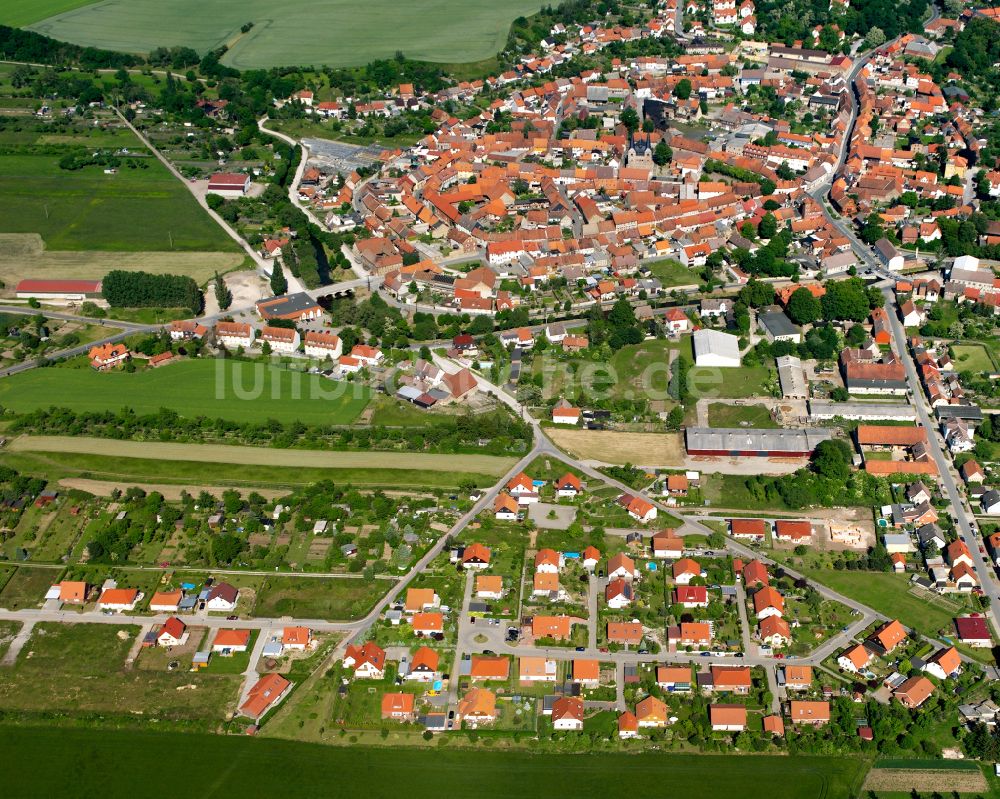 Derenburg aus der Vogelperspektive: Von Waldflächen umsäumtes Stadtgebiet in Derenburg im Bundesland Sachsen-Anhalt, Deutschland