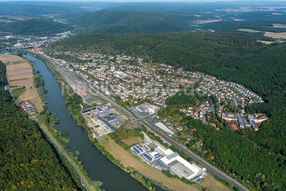 Luftaufnahme Gemünden am Main - Von Waldflächen umsäumtes Stadtgebiet in Gemünden am Main im Bundesland Bayern, Deutschland