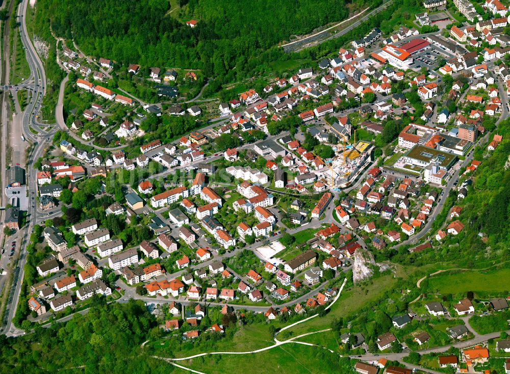 Gerhausen aus der Vogelperspektive: Von Waldflächen umsäumtes Stadtgebiet in Gerhausen im Bundesland Baden-Württemberg, Deutschland