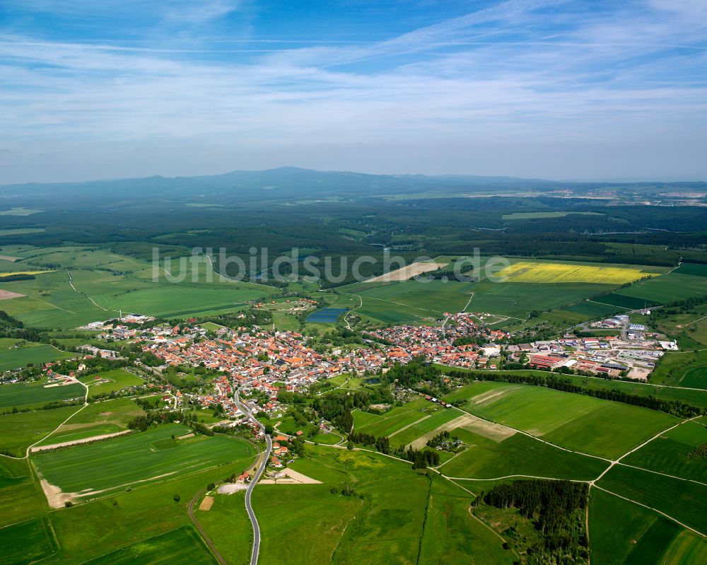 Luftaufnahme Hasselfelde - Von Waldflächen umsäumtes Stadtgebiet in Hasselfelde im Bundesland Sachsen-Anhalt, Deutschland