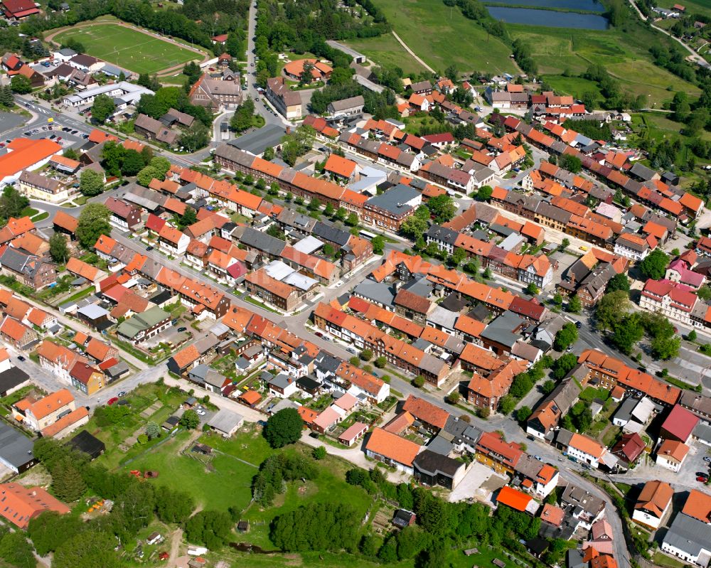 Hasselfelde von oben - Von Waldflächen umsäumtes Stadtgebiet in Hasselfelde im Bundesland Sachsen-Anhalt, Deutschland