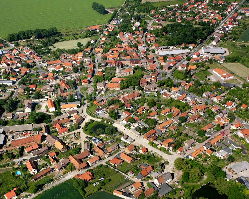 Heudeber aus der Vogelperspektive: Von Waldflächen umsäumtes Stadtgebiet in Heudeber im Bundesland Sachsen-Anhalt, Deutschland