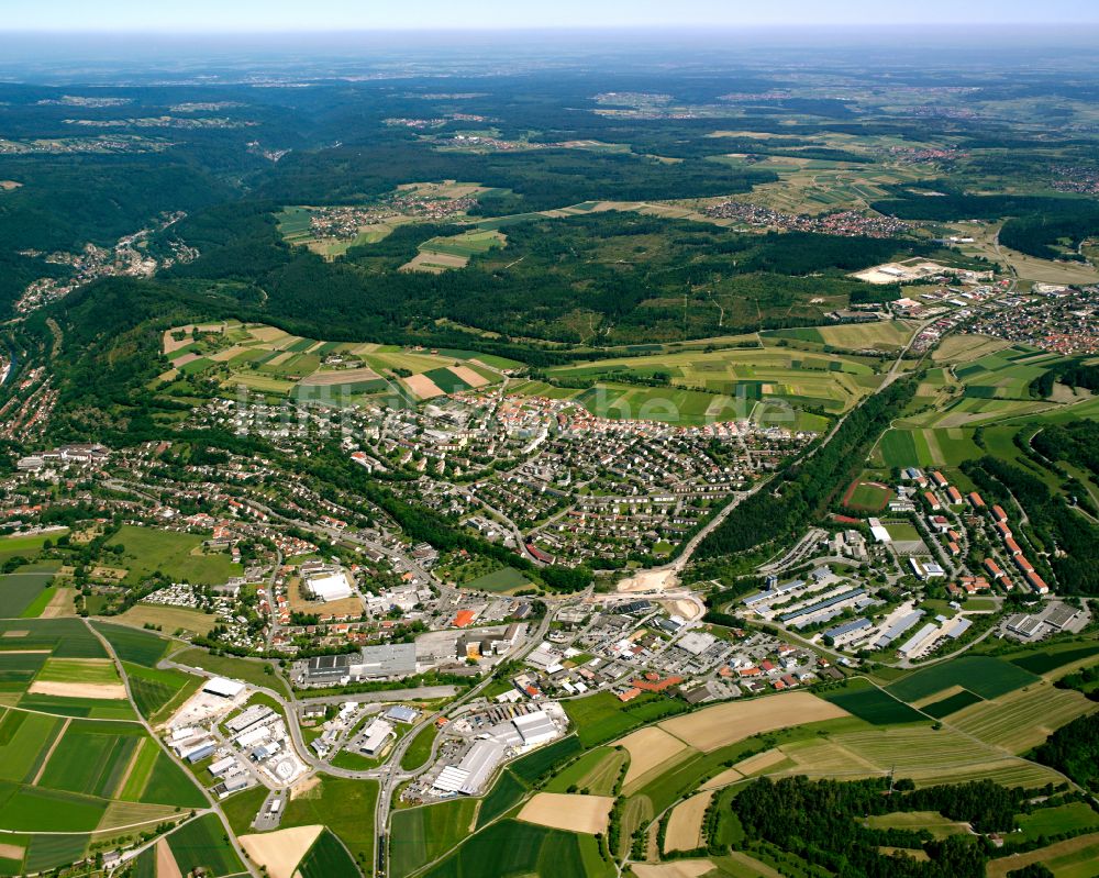 Heumaden von oben - Von Waldflächen umsäumtes Stadtgebiet in Heumaden im Bundesland Baden-Württemberg, Deutschland