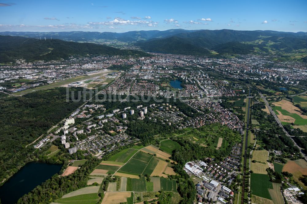 Landwasser aus der Vogelperspektive: Von Waldflächen umsäumtes Stadtgebiet in Landwasser im Bundesland Baden-Württemberg, Deutschland