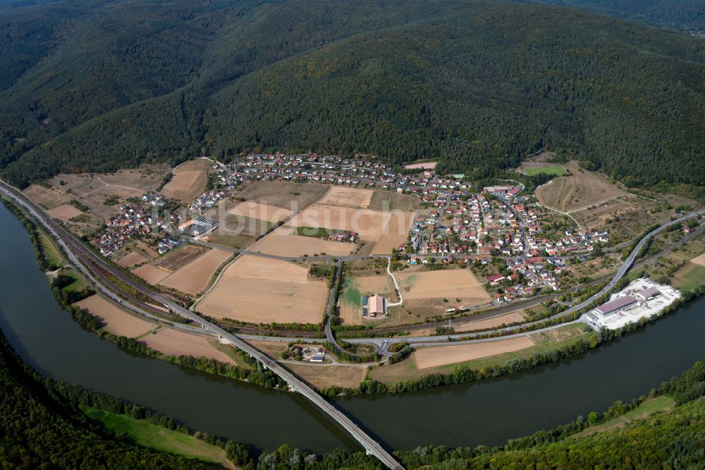 Neuendorf von oben - Von Waldflächen umsäumtes Stadtgebiet in Neuendorf im Bundesland Bayern, Deutschland