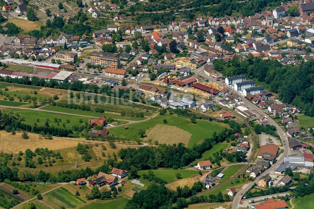 Oppenau von oben - Von Waldflächen umsäumtes Stadtgebiet in Oppenau im Bundesland Baden-Württemberg, Deutschland