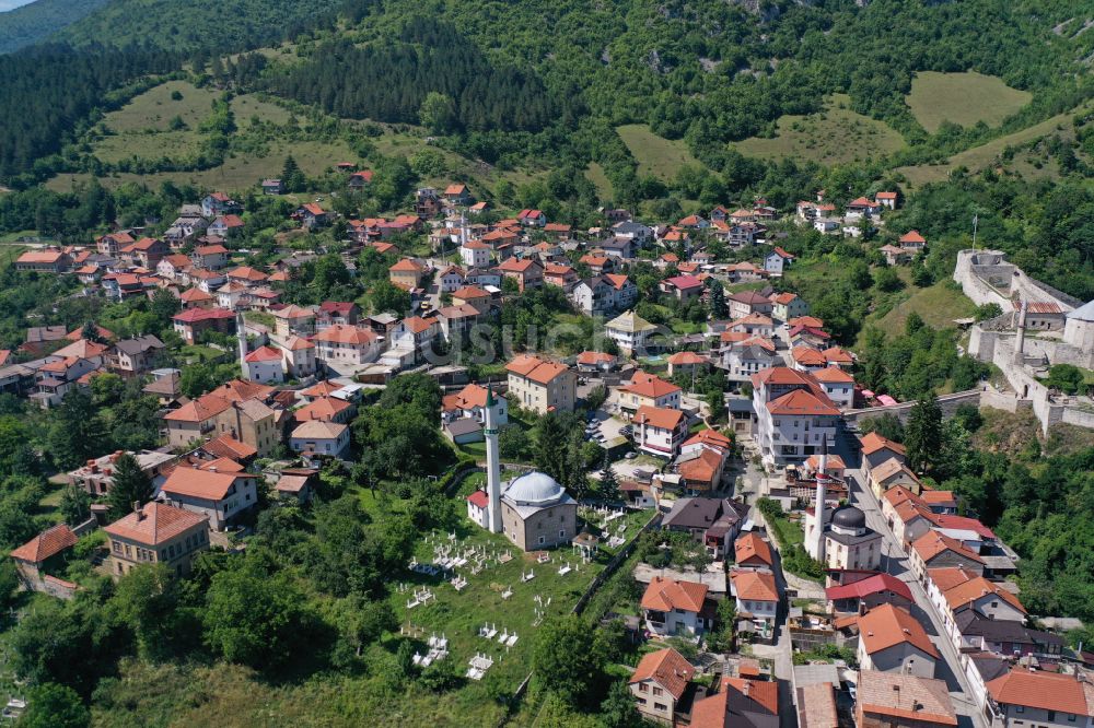 Luftbild Travnik - Von Waldflächen umsäumtes Stadtgebiet in Travnik in Föderation Bosnien und Herzegowina, Bosnien und Herzegowina