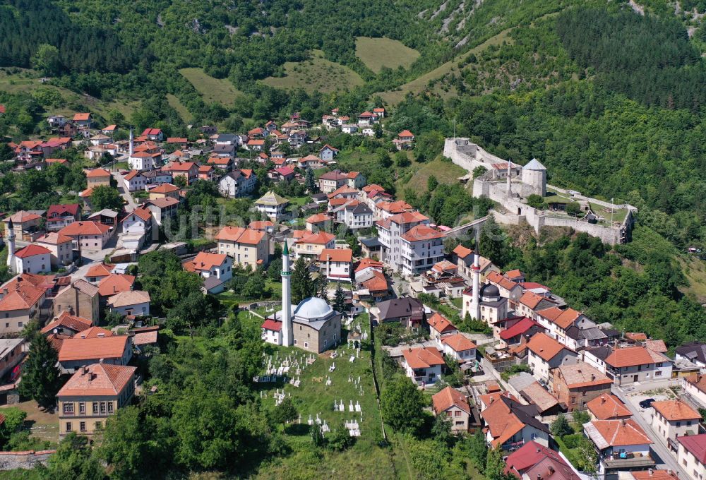 Luftaufnahme Travnik - Von Waldflächen umsäumtes Stadtgebiet in Travnik in Föderation Bosnien und Herzegowina, Bosnien und Herzegowina