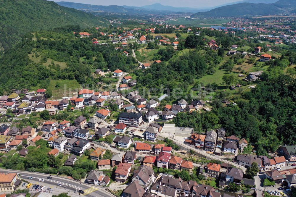 Travnik von oben - Von Waldflächen umsäumtes Stadtgebiet in Travnik in Föderation Bosnien und Herzegowina, Bosnien und Herzegowina