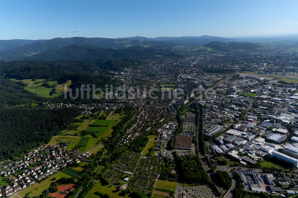 Zähringen von oben - Von Waldflächen umsäumtes Stadtgebiet in Zähringen im Bundesland Baden-Württemberg, Deutschland